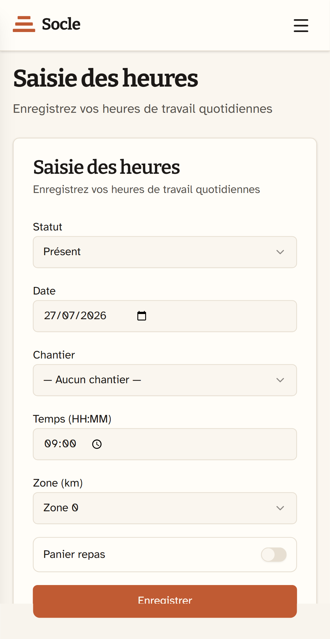 La saisie des heures dans Socle sur téléphone : statut, date, chantier, temps, zone et panier repas, avec un grand bouton Enregistrer